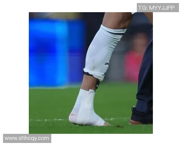 足球明星意外受伤拄拐杖现身街头引发球迷关心与热议