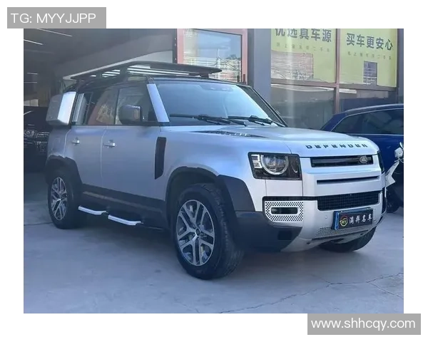足球明星驾驭路虎卫士展现豪华与力量的完美结合 足球明星驾驭路虎卫士展现豪华与力量的完美结合